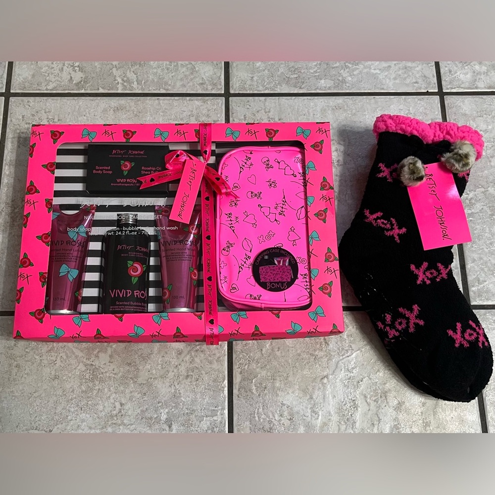 Betsey Johnson Lotion Gift Set with Fuzzy Socks 🌹